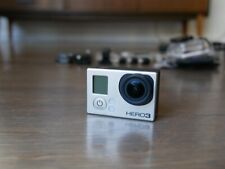 GoPro Hero 3 en très bon état avec de nombreux accessoires