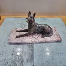 Statuette chien sur socle