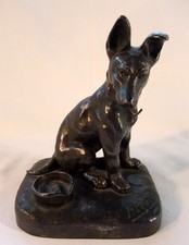 Porte montre (à gousset) chien assis, signé Henri Pétrilly, régule, ht 14,5cm