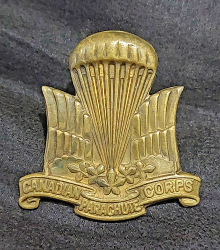 Canadian cap badge - , 1st