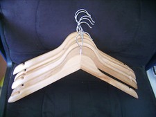 Lot de 6 cintres en bois neufs