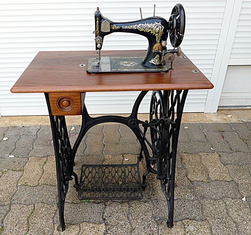 Ancienne machine coudre - à,