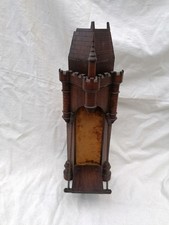 Etagère murale de style gothique représentant une entrée de château - 60 cm