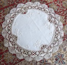 NAPPERON BRODE MAIN DENTELLE AUX FUSEAUX 33 cm ECRU ROND***