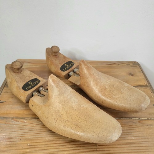 Paire embauchoirs bois - bois, j.m