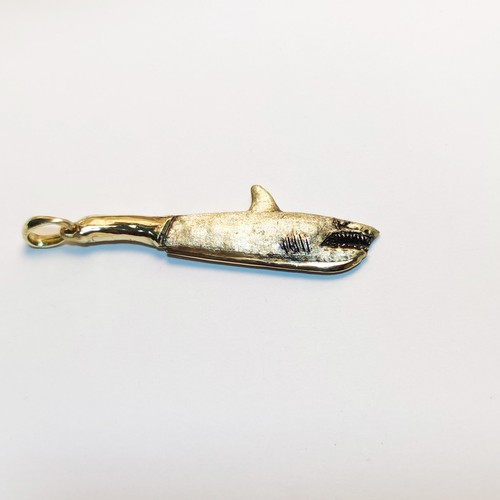 Pendentif requin machette