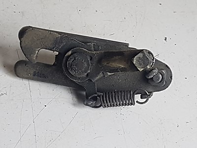 Système attache capot moteur