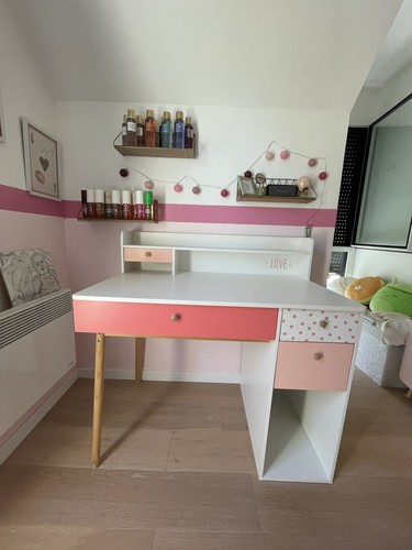 Bureau - ,