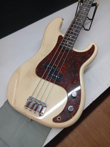 Guitare basse électrique