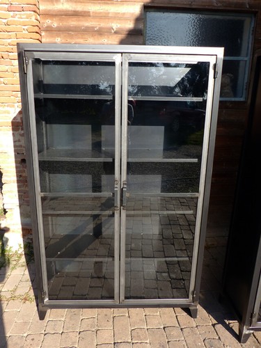 Vitrine industrielle sur