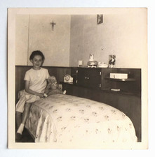 Fille pose chambre lit avec