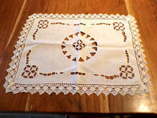 Napperon ancien en lin blanc avec broderies et dentelle