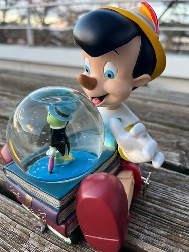 Disney snowglobe pinocchio - disney,