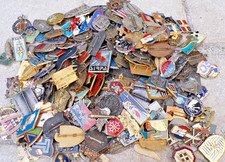 Lot de 200 insignes militaires