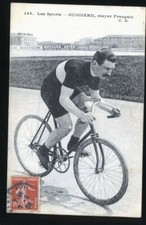 COUREUR CYCLISTES SUR PISTE 