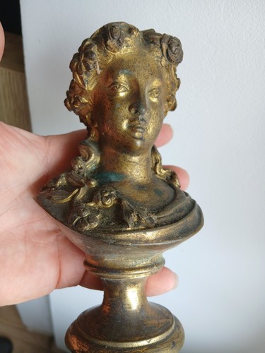 Sculpture tete bronze patiné.