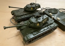 USA Military Models. Lot of 2 Patton M47 Tanks. L’un filoguidé.