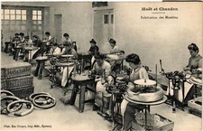 Old postcard AK Moet et Chandon - Manufacture des Muselets (743160)