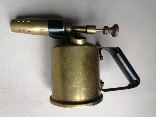 Ancien fer souder en - un,