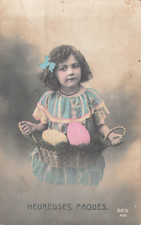 CP PAQUES JOLIE PETITE FILLE COLLIER PERLES AVEC PANIER OEUFS COLORES - 54235