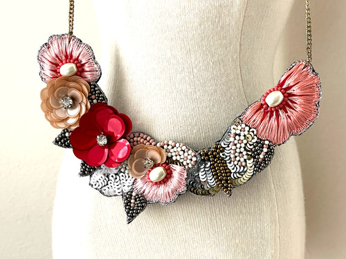 Collier brodée main fleur ton - main,