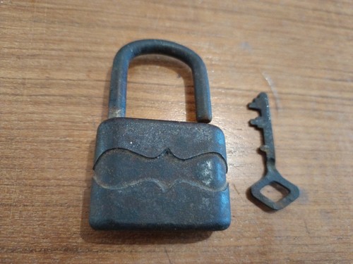 Ancien cadenas forgé avec - forgé,
