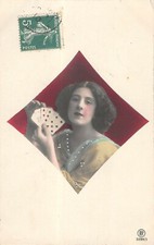 CPA FANTAISIE LES CARTES A JOUEUR FEMME DES ANNES 1900 CARREAU