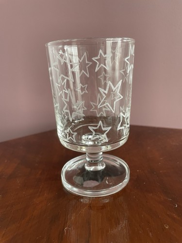 Verre sur pied gravé - -, motif