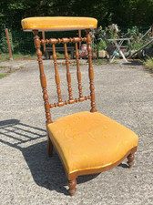 Prie dieu en noyer et tissus jaune en état correcte