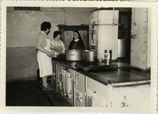 ANTIQUE PHOTO - VINTAGE SNAPSHOT - COOKER KITCHEN FUNNY RELIGION - COOKING 