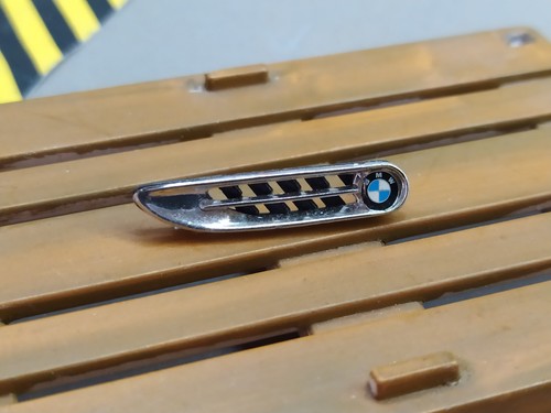 Grille flanc gauche bmw - flanc,