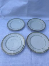 Lot de 4 assiettes anciennes en porcelaine blanche – filets dorés et verts –