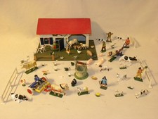 VINTAGE JOUET ANCEN DIORAMA FERME AVEC FIGURINES ACCESSOIRES ET ATTELAGE STARLUX