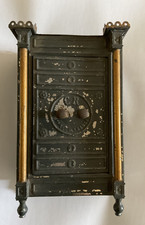 Ancienne tirelire de forme