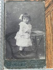 Photo ancienne vintage noir et blanc Belle chaise ancienne enfant, livre Empi...