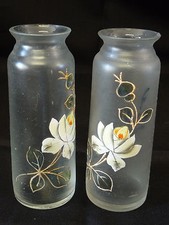 Deux vases en verre opaque décor de fleurs émaillés