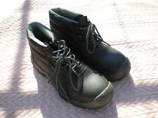 une paire de chaussures de