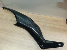 UN CACHE CARENAGE LATERAL