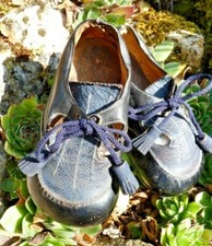 OLD PAIR OF CHILDREN'S LEATHER SHOES CIRCA 1930