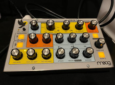 Synthétiseur de bureau Moog