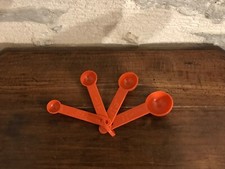 Série de 4 cuillères doseurs en plastique, orange, kitch et vintage