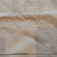 ✅ Ancien drap brodé MAIN