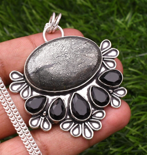 Pendentif bijou fait - , main