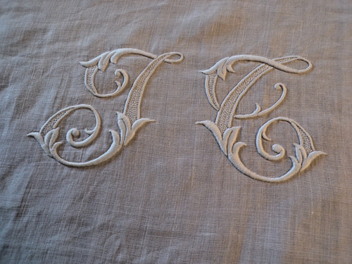 Monogramme brodé sur metis - jt,