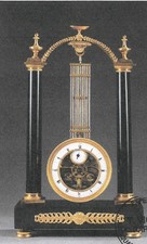 Rare pendule Empire, portique à deux colonnes en marbre noir et bronze doré