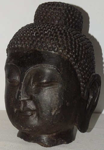Grande tête bouddha en - tête,