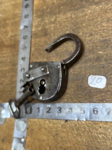 Ancien cadenas avec - 20,