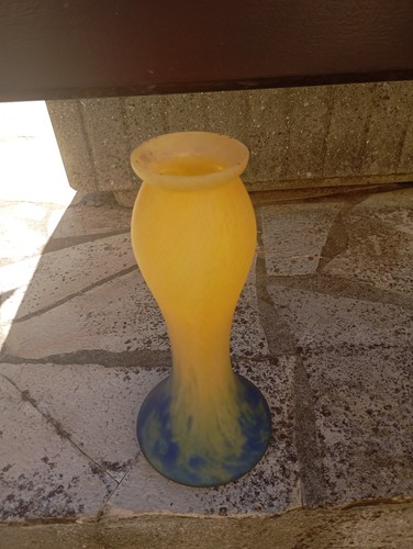 Vase verre art - d'art, signé
