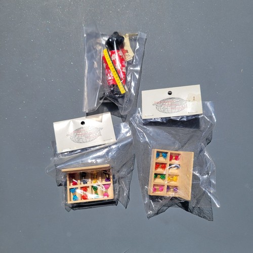 Lot dollhouse miniatures - of,