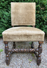 *** CHAISE DE STYLE LOUIS XIII, BOIS SCULPTÉ TORSADÉ, VELOURS DE LIN TBE ***